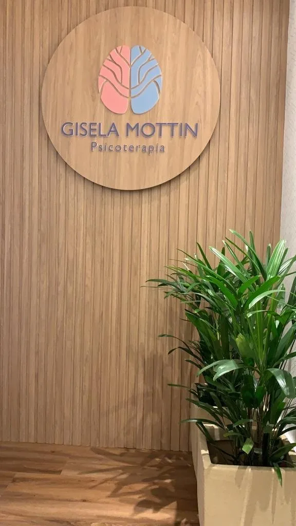 Recepção do consultório com a logo e uma planta
